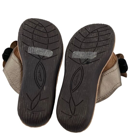 Clarks Artisan Women's Leather Flower Thong Sandals Metallic 8M Slip-On - Picture 7 of 7